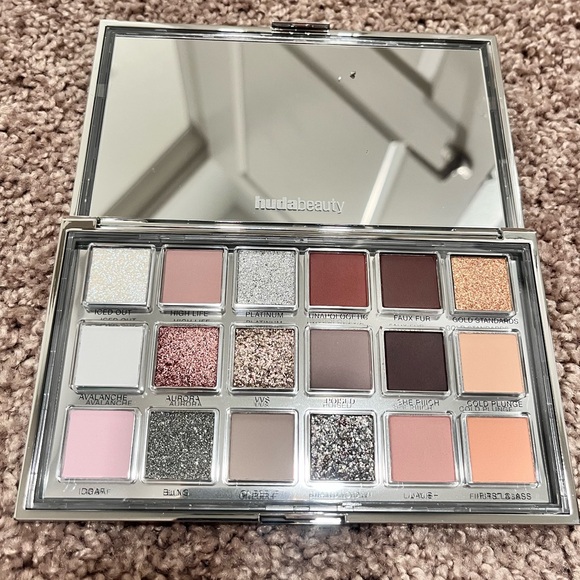 Huda beauty eyeshadow - Picture 3 of 3